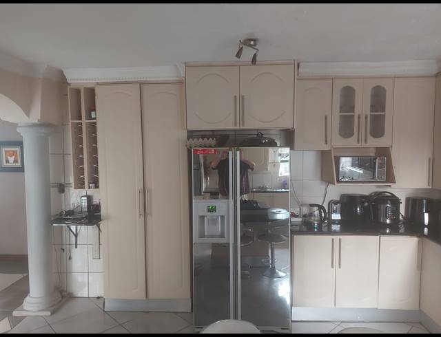 4 BEDROOM HOUSE FOR SALE IN OOS EINDE